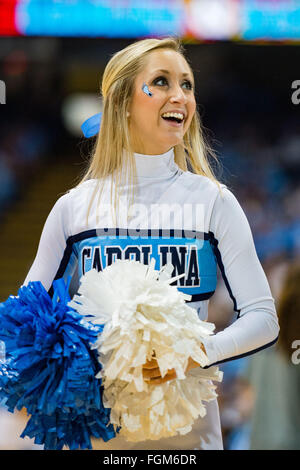Ein UNC-Cheerleader bei der NCAA Basketball-Spiel zwischen den Miami Hurricanes und den North Carolina Tar Heels an Dean E. Smith Center am 20. Februar 2016 in Chapel Hill, North Carolina. Jacob Kupferman/CSM Stockfoto