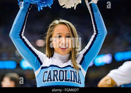 Ein UNC-Cheerleader bei der NCAA Basketball-Spiel zwischen den Miami Hurricanes und den North Carolina Tar Heels an Dean E. Smith Center am 20. Februar 2016 in Chapel Hill, North Carolina. Jacob Kupferman/CSM Stockfoto
