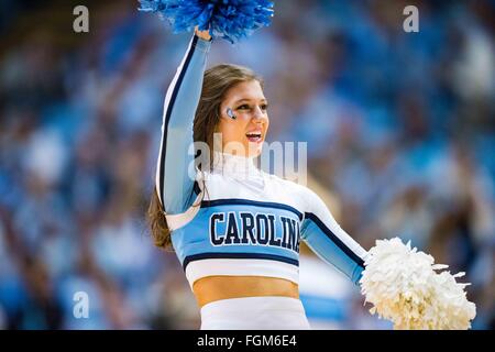 Ein UNC-Cheerleader bei der NCAA Basketball-Spiel zwischen den Miami Hurricanes und den North Carolina Tar Heels an Dean E. Smith Center am 20. Februar 2016 in Chapel Hill, North Carolina. Jacob Kupferman/CSM Stockfoto