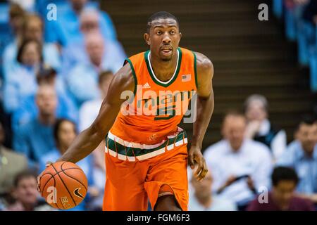 Miami Wache Davon Reed (5) bei der NCAA Basketball-Spiel zwischen den Miami Hurricanes und den North Carolina Tar Heels an Dean E. Smith Center am 20. Februar 2016 in Chapel Hill, North Carolina. Jacob Kupferman/CSM Stockfoto
