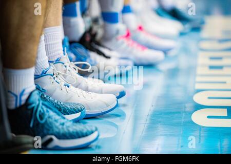 Die Schuhe der UNC-Bank bei der NCAA Basketball-Spiel zwischen den Miami Hurricanes und den North Carolina Tar Heels an Dean E. Smith Center am 20. Februar 2016 in Chapel Hill, North Carolina. Jacob Kupferman/CSM Stockfoto