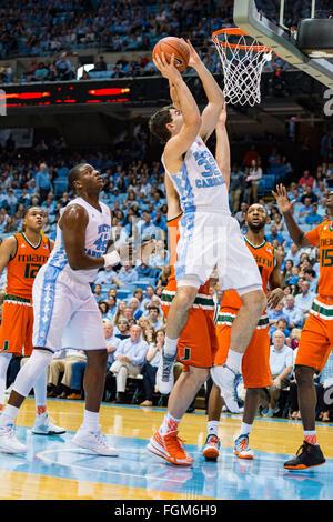 UNC weiterleiten Luke Maye (32) bei der NCAA Basketball-Spiel zwischen den Miami Hurricanes und den North Carolina Tar Heels an Dean E. Smith Center am 20. Februar 2016 in Chapel Hill, North Carolina. Jacob Kupferman/CSM Stockfoto