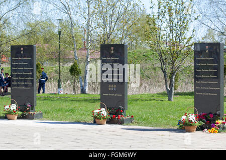 Russland, Stadt Rostow - Mai 9: Nicht identifizierte Personen in der Nähe von den Denkmälern zu Helden des zweiten Weltkriegs auf Sieg-Tag Parade engagierten 70 Jahrestag des WWII Ende am 9. Mai 2015, im Gebiet Jaroslawl, Rostow der großen Stadt, Russland Stockfoto