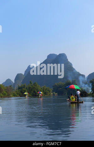 Menschen, die Bambus-Floß entlang Yulong Fluss, Yangshuo, Guangxi, China Stockfoto