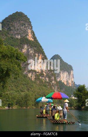 Menschen, die Bambus-Floß entlang Yulong Fluss, Yangshuo, Guangxi, China Stockfoto