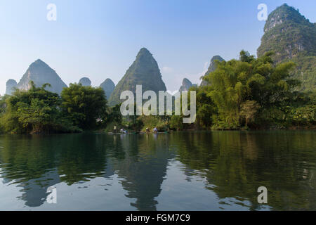 Menschen, die Bambus-Floß entlang Yulong Fluss, Yangshuo, Guangxi, China Stockfoto