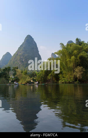 Menschen, die Bambus-Floß entlang Yulong Fluss, Yangshuo, Guangxi, China Stockfoto