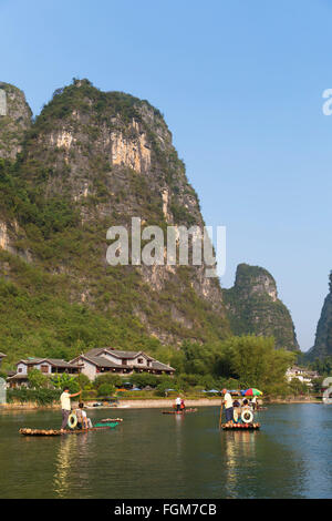 Menschen, die Bambus-Floß entlang Yulong Fluss, Yangshuo, Guangxi, China Stockfoto