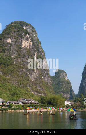 Menschen, die Bambus-Floß entlang Yulong Fluss, Yangshuo, Guangxi, China Stockfoto