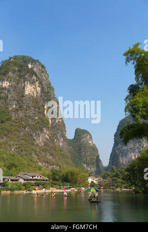 Menschen nehmen Bambus Flößen entlang Yulong Fluss, Yangshuo, Guangxi, China Stockfoto