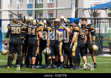 Russland, TROITSK CITY - Juli 11: Unbekannte Spieler der Spartaner team kurz vor russischen american-Football-Meisterschaft Spiel Spartans Vs Raiders 52 am 11. Juli 2015, in Moskau Region, Troitsk City, Russland Stockfoto