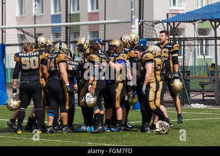 Russland, TROITSK CITY - Juli 11: Unbekannte Spieler der Spartaner team kurz vor russischen american-Football-Meisterschaft Spiel Spartans Vs Raiders 52 am 11. Juli 2015, in Moskau Region, Troitsk City, Russland Stockfoto