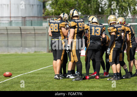 Russland, TROITSK CITY - Juli 11: Unbekannte Spieler bereit beim Spielstart auf russischen american-Football-Meisterschaft Spiel Spartans Vs Raiders 52 am 11. Juli 2015, in Moskau Region, Troitsk City, Russland Stockfoto
