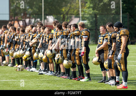 Russland, TROITSK CITY - Juli 11: Unidentified Spartaner Grüße ein Wettbewerber auf Russian american-Football-Meisterschaft Spiel Spartaner Vs Raiders 52 am 11. Juli 2015, in Moskau Region, Troitsk City, Russland Stockfoto