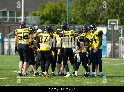 Russland, TROITSK CITY - Juli 11: Raiders52 team auf Timeout auf russischen american-Football-Meisterschaft Spiel Spartans Vs Raiders 52 am 11. Juli 2015, in Moskau Region, Troitsk City, Russland Stockfoto