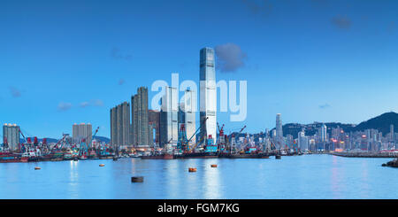 International Commerce Centre (ICC) und Yau Ma Tei Typhoon Shelter bei Dämmerung, West Kowloon, Hong Kong, China Stockfoto