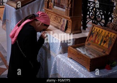 Eine russische christliche Pilger beten weiter, um die Reliquien der Heiligen Maria Magdalena gehalten in einem speziellen Holz- Kasten in der Russisch-orthodoxen Kloster und die Kirche der Heiligen Maria Magdalena oder Maria Magdalena 1886 von Zar Alexander III. gebaut zu Ehren seiner Mutter, Kaiserin Maria Alexandrowna von Russland auf dem Ölberg in Ost-jerusalem Israel Stockfoto