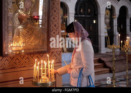 Ein russischer christlicher Pilger zündet Kerzen im Inneren des russisch-orthodoxen Klosters und der Kirche der Heiligen Maria Magdalena oder Maria Magdalena an, die 1886 von Zar Alexander III zu Ehren seiner Mutter, der russischen Kaiserin Maria Alexandrovna, auf dem Olivenberg Ostjerusalem Israel errichtet wurde Stockfoto