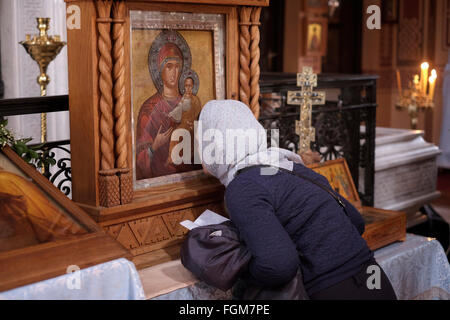 Eine russische christliche Pilger küssen ein Symbol innerhalb der russisch-orthodoxen Kloster und die Kirche der Heiligen Maria Magdalena oder Maria Magdalena 1886 von Zar Alexander III. gebaut zu Ehren seiner Mutter, Kaiserin Maria Alexandrowna von Russland auf dem Ölberg in Ost-jerusalem Israel Stockfoto