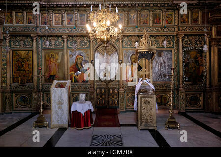 Die Ikonostase mit Ikonen und religiösen Gemälden in der Johannes-Kapelle und Taufkapelle im Innenhof der orthodoxen Jakobskapelle, die auch Kirche von Mar Jacob oder die orthodoxe Jakobskirche genannt wird, die sich neben der Grabeskirche befindet, An der westlichen Wand des square.in Christlichen Viertels Altstadt Ost-Jerusalem Israel Stockfoto