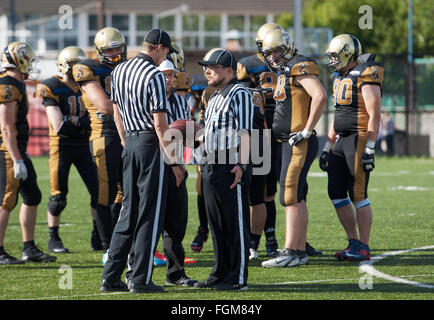 Russland, TROITSK CITY - Juli 11: Unbekannte Schiedsrichter zu argumentieren auf russischen american-Football-Meisterschaft Spiel Spartans Vs Raiders 52 am 11. Juli 2015, Moscow Region, Troitsk Stadt, Russland Stockfoto