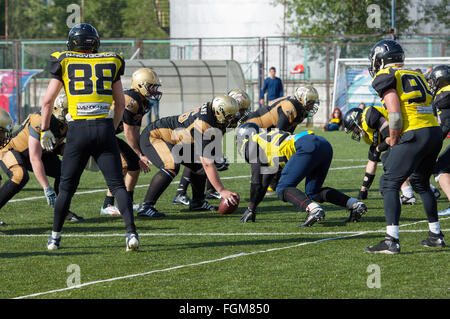 Russland, TROITSK CITY - Juli 11: Unidentified Spartaner Spieler in Aktion auf American Football Championship Spiel Spartans Vs Raiders 52 am 11. Juli 2015, in Moskau Region, Troitsk City, Russland Stockfoto