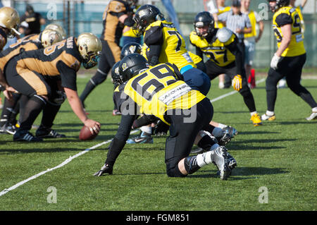 Russland, TROITSK CITY - Juli 11: Unidentified Spartaner in Aktion auf American Football Championship Spiel Spartans Vs Raiders 52 am 11. Juli 2015, in Moskau Region, Troitsk City, Russland Stockfoto