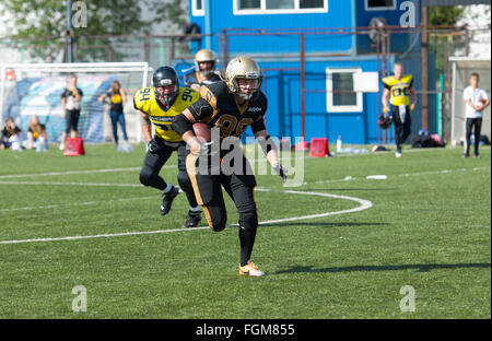 Russland, TROITSK CITY - Juli 11: Alexey Kozlov (88) dribbeln auf russischen american-Football-Meisterschaft Spiel Spartans Vs Raiders 52 am 11. Juli 2015, in Moskau Region, Troitsk Stadt, Russland Stockfoto