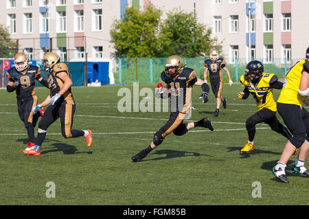 Russland, TROITSK CITY - Juli 11: Rodion Pukhaev (11) dribbeln auf russischen american-Football-Meisterschaft Spiel Spartans Vs Raiders 52 am 11. Juli 2015, in Moskau Region, Troitsk Stadt, Russland Stockfoto