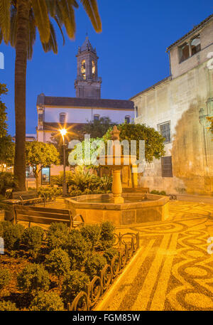 CORDOBA, Spanien - 26. Mai 2015: Die Plaza de San Andres Platz mit dem kleinen Brunnen in der Abenddämmerung. Stockfoto