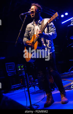 Mailand Italien. 20. Februar 2016. Der britische Singer/Songwriter KELVIN JONES führt live auf der Bühne Magazzini Generali Eröffnungsshow der X-Botschafter Stockfoto