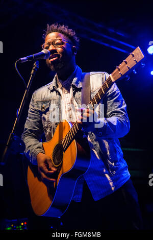 Mailand Italien. 20. Februar 2016. Der britische Singer/Songwriter KELVIN JONES führt live auf der Bühne Magazzini Generali Eröffnungsshow der X-Botschafter Stockfoto