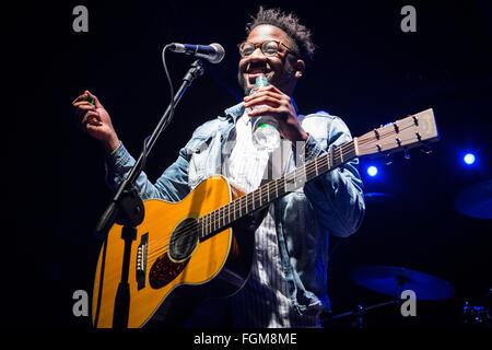 Mailand Italien. 20. Februar 2016. Der britische Singer/Songwriter KELVIN JONES führt live auf der Bühne Magazzini Generali Eröffnungsshow der X-Botschafter Stockfoto