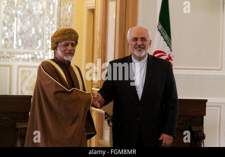 Teheran, Iran. 20. Februar 2016. Iranian Foreign Minister Mohammad-Javad Zarif (R) schüttelt Hände mit seinem omanischen Kollegen Yusuf bin Alawi bin Abdullah nach ihrer gemeinsamen Pressekonferenz in Teheran, der Hauptstadt des Iran, am 20. Februar 2016. Bildnachweis: Ahmad Halabisaz/Xinhua/Alamy Live-Nachrichten Stockfoto