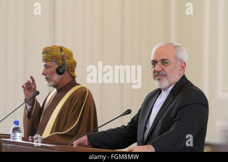 Teheran, Iran. 20. Februar 2016. Iranian Foreign Minister Mohammad-Javad Zarif (R) teilnehmen eine gemeinsame Pressekonferenz mit seinem omanischen Kollegen Yusuf bin Alawi bin Abdullah in Teheran, der Hauptstadt des Iran, am 20. Februar 2016. Bildnachweis: Ahmad Halabisaz/Xinhua/Alamy Live-Nachrichten Stockfoto