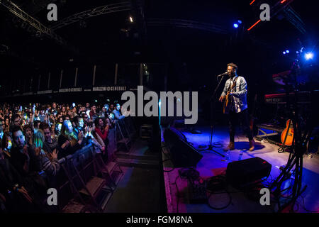 Mailand Italien. 20. Februar 2016. Der britische Singer/Songwriter KELVIN JONES führt live auf der Bühne Magazzini Generali Eröffnungsshow der X-Botschafter Stockfoto