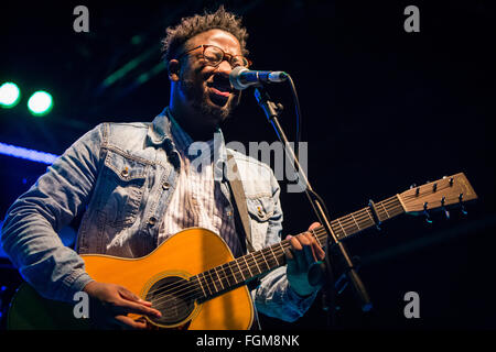 Mailand Italien. 20. Februar 2016. Der britische Singer/Songwriter KELVIN JONES führt live auf der Bühne Magazzini Generali Eröffnungsshow der X-Botschafter Stockfoto