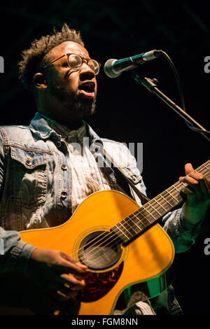 Mailand Italien. 20. Februar 2016. Der britische Singer/Songwriter KELVIN JONES führt live auf der Bühne Magazzini Generali Eröffnungsshow der X-Botschafter Stockfoto