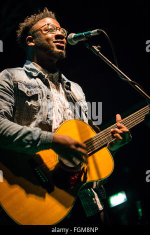 Mailand Italien. 20. Februar 2016. Der britische Singer/Songwriter KELVIN JONES führt live auf der Bühne Magazzini Generali Eröffnungsshow der X-Botschafter Stockfoto