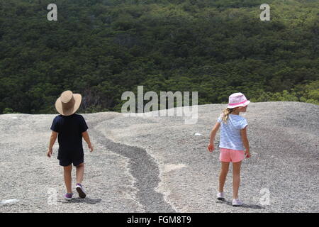 Acht Jahre alten Jungen und Mädchen, die die Aussicht genießen, während eine Buschwanderung und ein Klettern zu tun Stockfoto