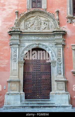 GRANADA, Spanien - 29. Mai 2015: Das Portal der Palacio Arzobispal (Palast des Erzbischofs) vom 17. Jhdt. Stockfoto