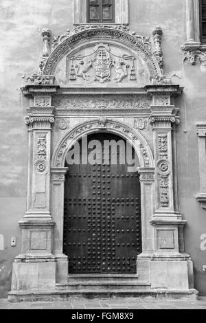 GRANADA, Spanien - 29. Mai 2015: Das Portal der Palacio Arzobispal (Palast des Erzbischofs) vom 17. Jhdt. Stockfoto