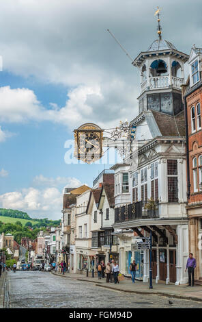 Uhr und Fassade der Guildhall im Stadtzentrum von Guildford, Surrey, England Stockfoto