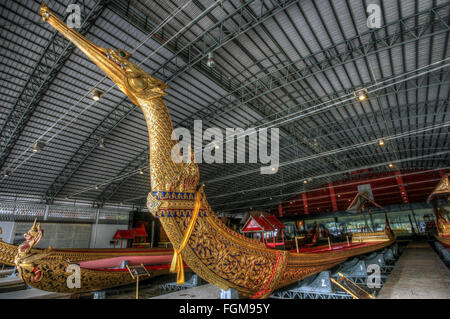 Drachenboot, Suphannahongse königlichen Barke des thailändischen Königs, Royal Barges Nationalmuseum, Bangkok, Thailand Stockfoto