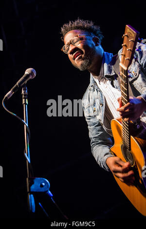 Mailand Italien. 20. Februar 2016. Der britische Singer/Songwriter KELVIN JONES führt live auf der Bühne Magazzini Generali Eröffnungsshow der X-Botschafter Stockfoto