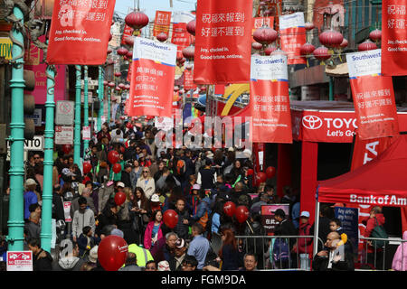 San Francisco, USA. 20. Februar 2016. Menschen gelten während der Laterne-Festival-Aktivitäten in Chinatown in San Francisco, USA, 20. Februar 2016 statt. Laternenfest fällt am 15. Tag des ersten Mondmonats im chinesischen Mondkalender jedes Jahr. © Liu Yilin/Xinhua/Alamy Live-Nachrichten Stockfoto