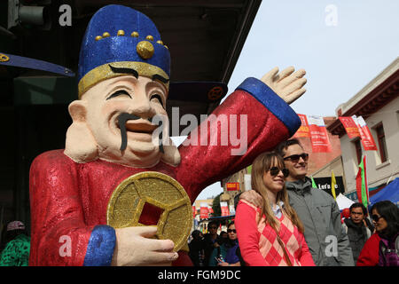 San Francisco, USA. 20. Februar 2016. Menschen posieren für Fotos während der Laterne-Festival-Aktivitäten in Chinatown in San Francisco, USA, 20. Februar 2016 statt. Laternenfest fällt am 15. Tag des ersten Mondmonats im chinesischen Mondkalender jedes Jahr. © Liu Yilin/Xinhua/Alamy Live-Nachrichten Stockfoto