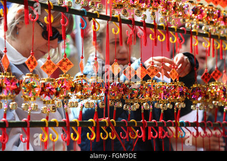 San Francisco, USA. 20. Februar 2016. Menschen greifen Handwerk während der Laterne-Festival-Aktivitäten in Chinatown in San Francisco, USA, 20. Februar 2016 statt. Laternenfest fällt am 15. Tag des ersten Mondmonats im chinesischen Mondkalender jedes Jahr. © Liu Yilin/Xinhua/Alamy Live-Nachrichten Stockfoto