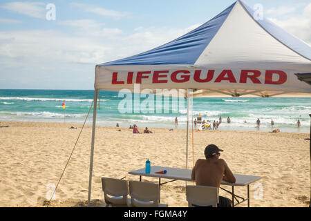 männliche Rettungsschwimmer am Strand von Burleigh Heads an der Goldküste von Queensland, Australien Stockfoto