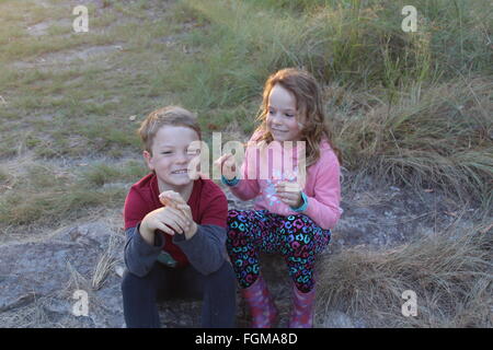 Land-junge und Mädchen spielen in der Natur Stockfoto